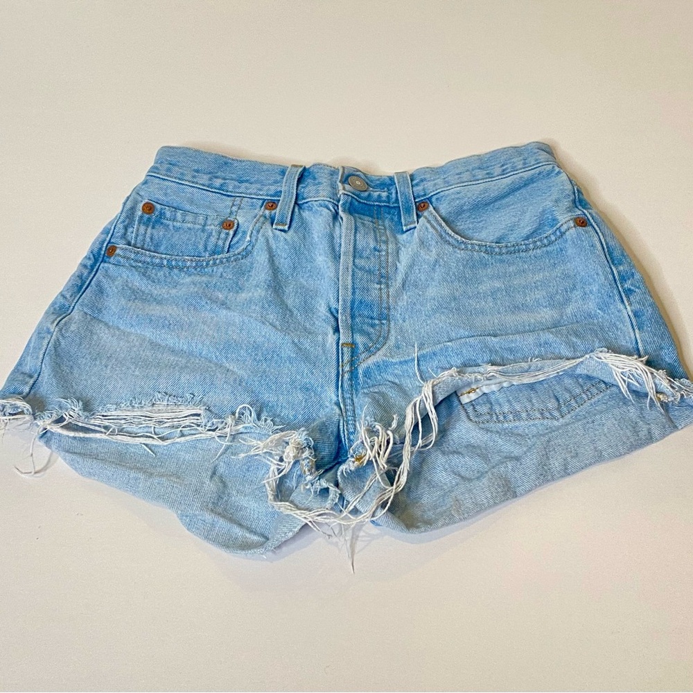 Vintage Levi shorts size W27 with big E